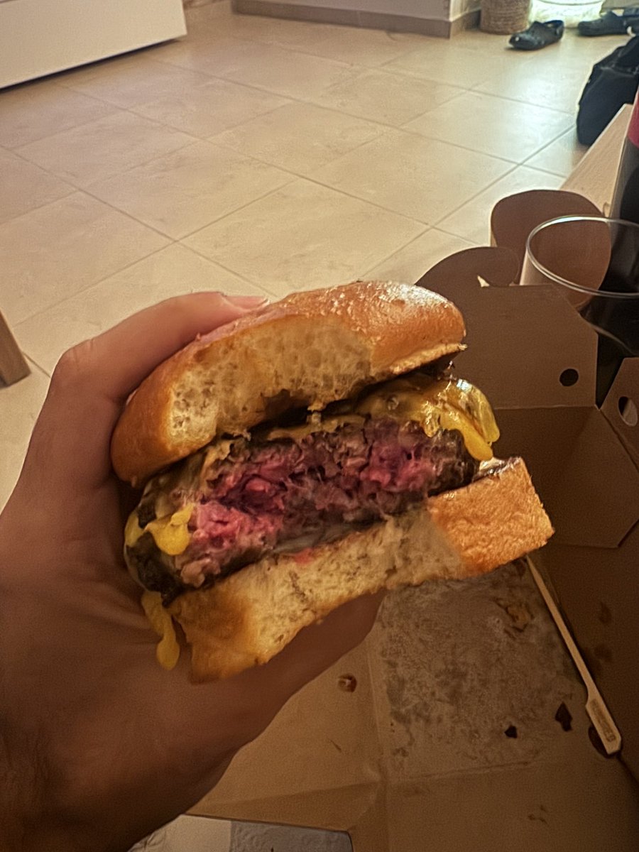 matedelosgarcia's tweet image. Estuve visitando a un amigo en Valencia y comí en esta hamburgueseria que siempre dije “cuando vaya la tengo que probar” 
La que me pedí es la que se llevó el premio a la mejor hamburguesa del mundo en 2024. Ni sabía que existía un premio así pero realmente está increíble.