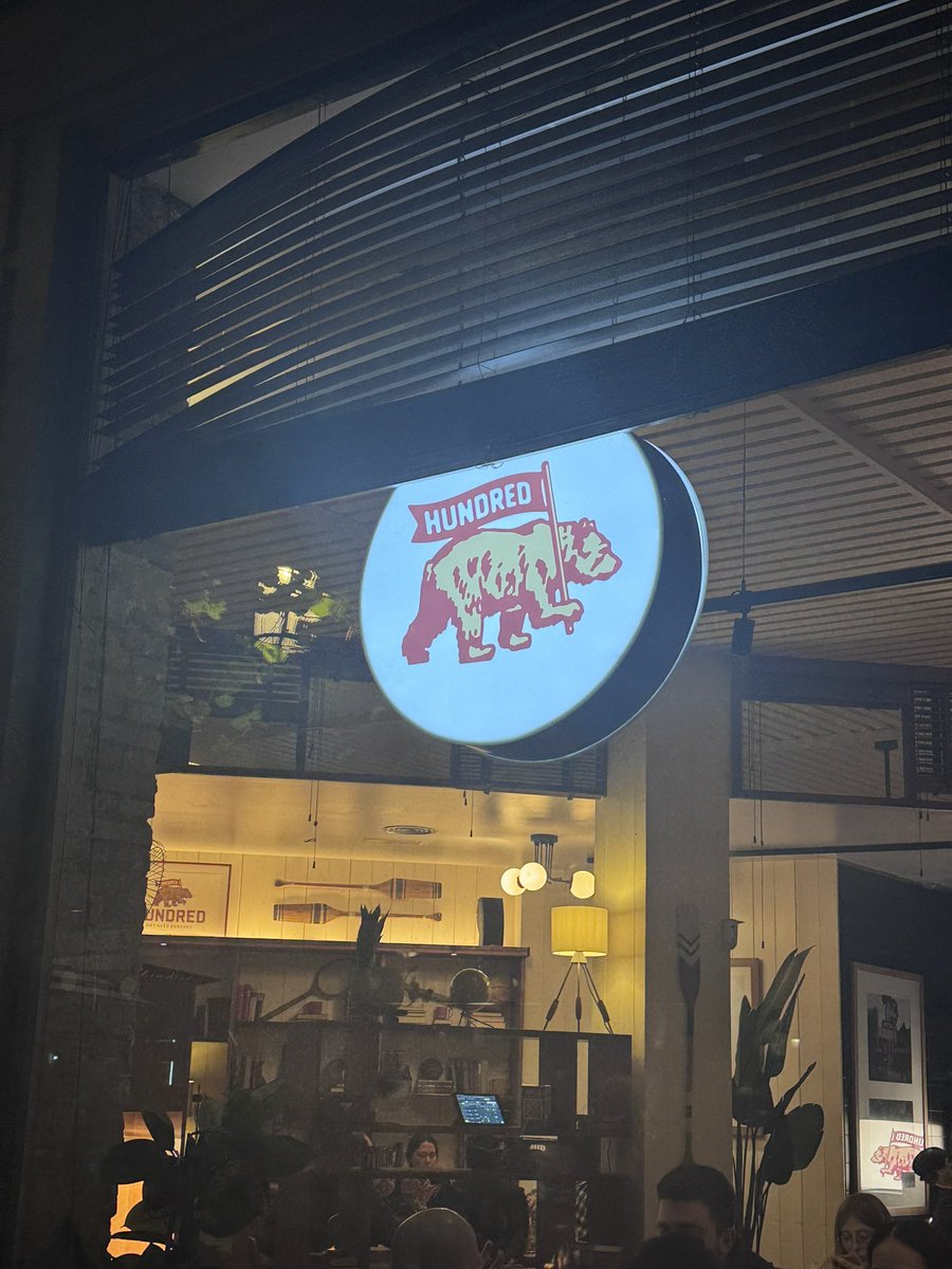 matedelosgarcia's tweet image. Estuve visitando a un amigo en Valencia y comí en esta hamburgueseria que siempre dije “cuando vaya la tengo que probar” 
La que me pedí es la que se llevó el premio a la mejor hamburguesa del mundo en 2024. Ni sabía que existía un premio así pero realmente está increíble.