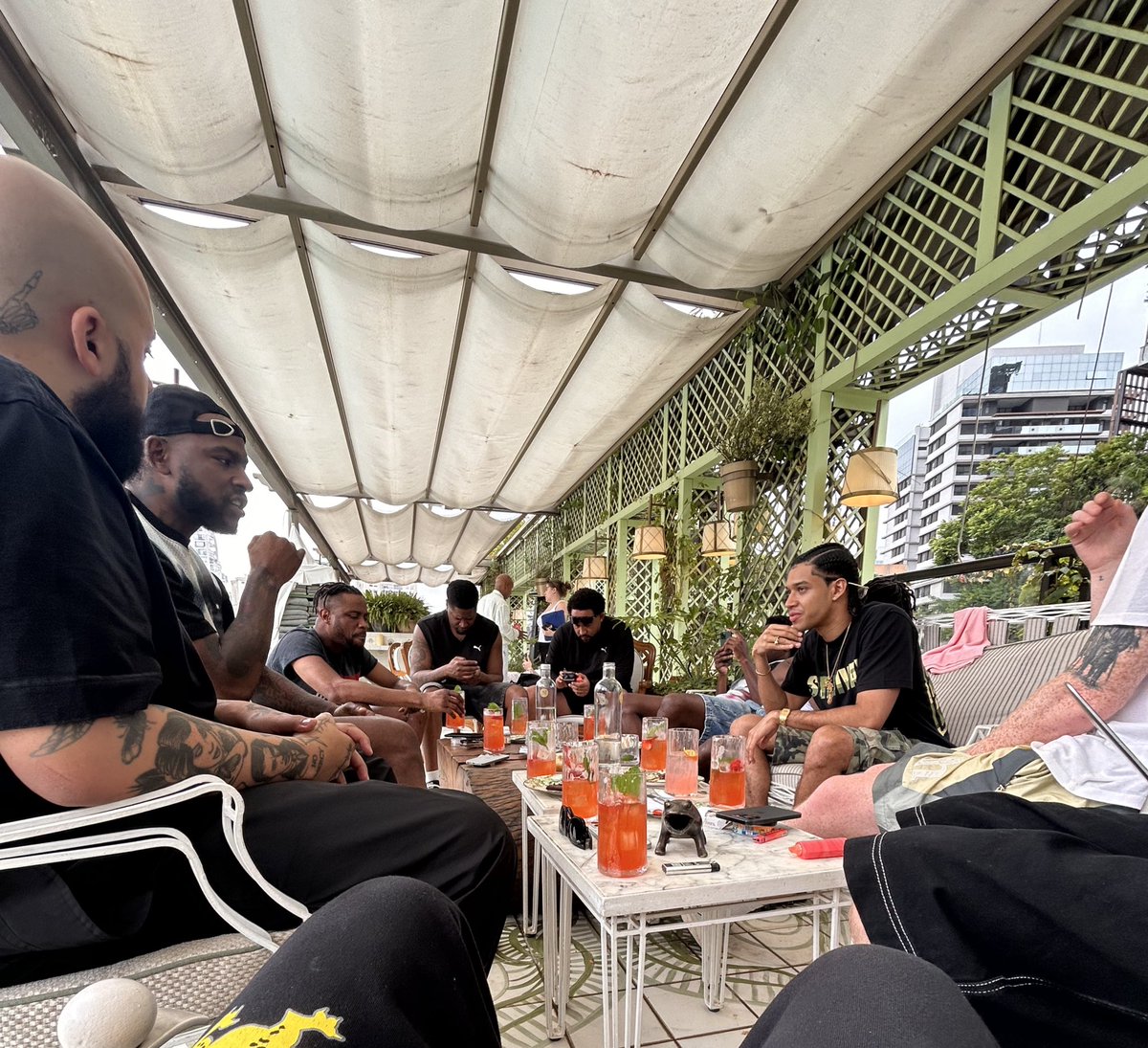 whodatmig's tweet image. 4 horas nessa mesa. 

Foi a minha primeira vez tendo a oportunidade de conversar durante horas com alguém que eu admiro. 

Existe um antes e depois na minha mente depois de hoje. Falamos sobre todas as instâncias da vida, tive uma aula. 

 Obrigado meu Deus por tudo.