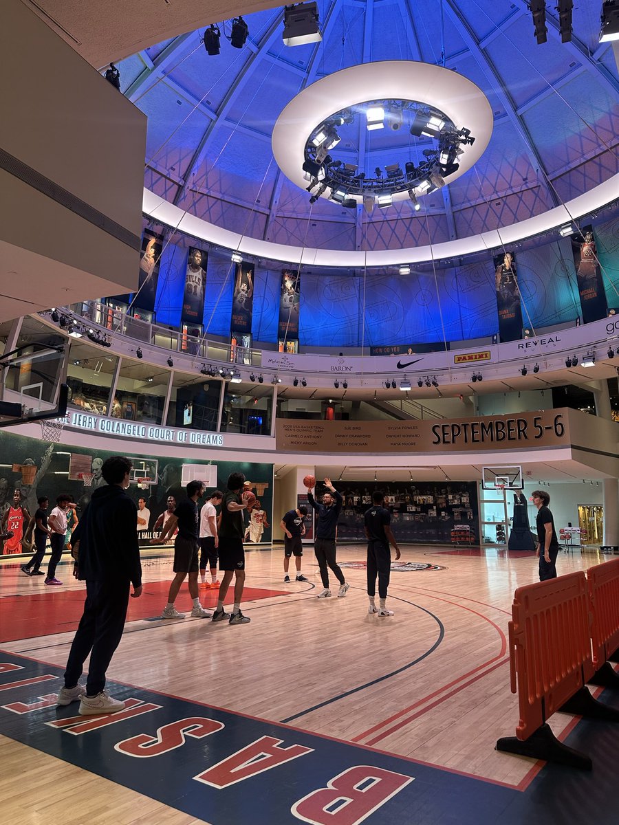 IthacaMBB's tweet image. Thank you @hoophall for hosting us for shootaround and letting us explore the history behind the sport we love!

#GoBombers | #Family | #D3Hoops