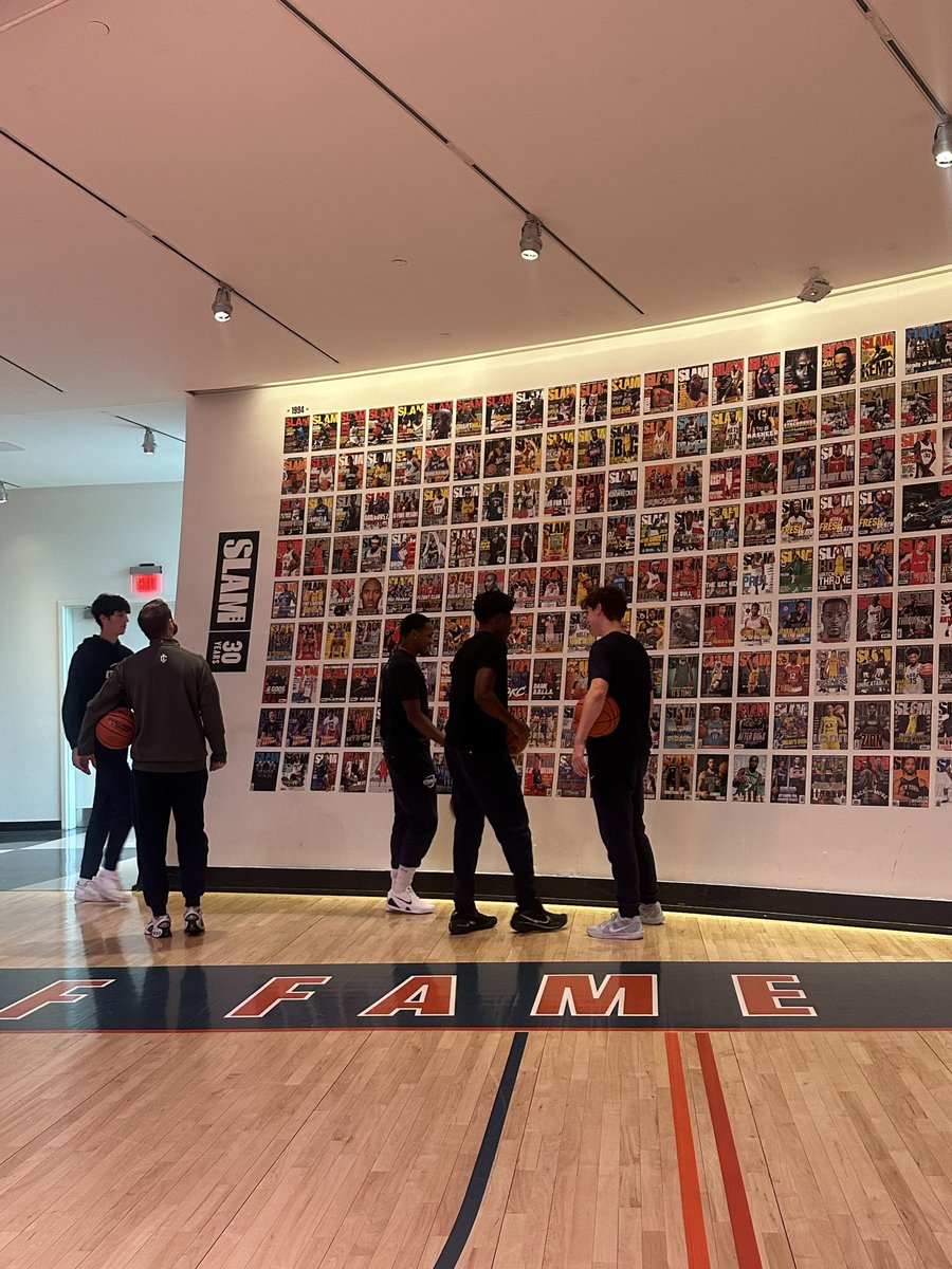 IthacaMBB's tweet image. Thank you @hoophall for hosting us for shootaround and letting us explore the history behind the sport we love!

#GoBombers | #Family | #D3Hoops