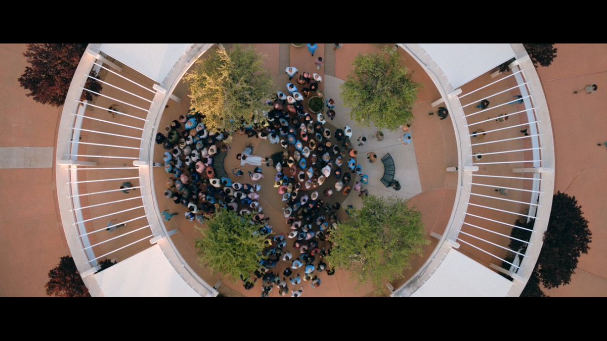 Episodio durísimo de #Pluribus. No puedo creer que leí gente considerándolo "relleno". Necesitamos más tipos como Vince Gilligan, que se tomen su tiempo para cocinar la tensión y el suspenso a fuego lento.