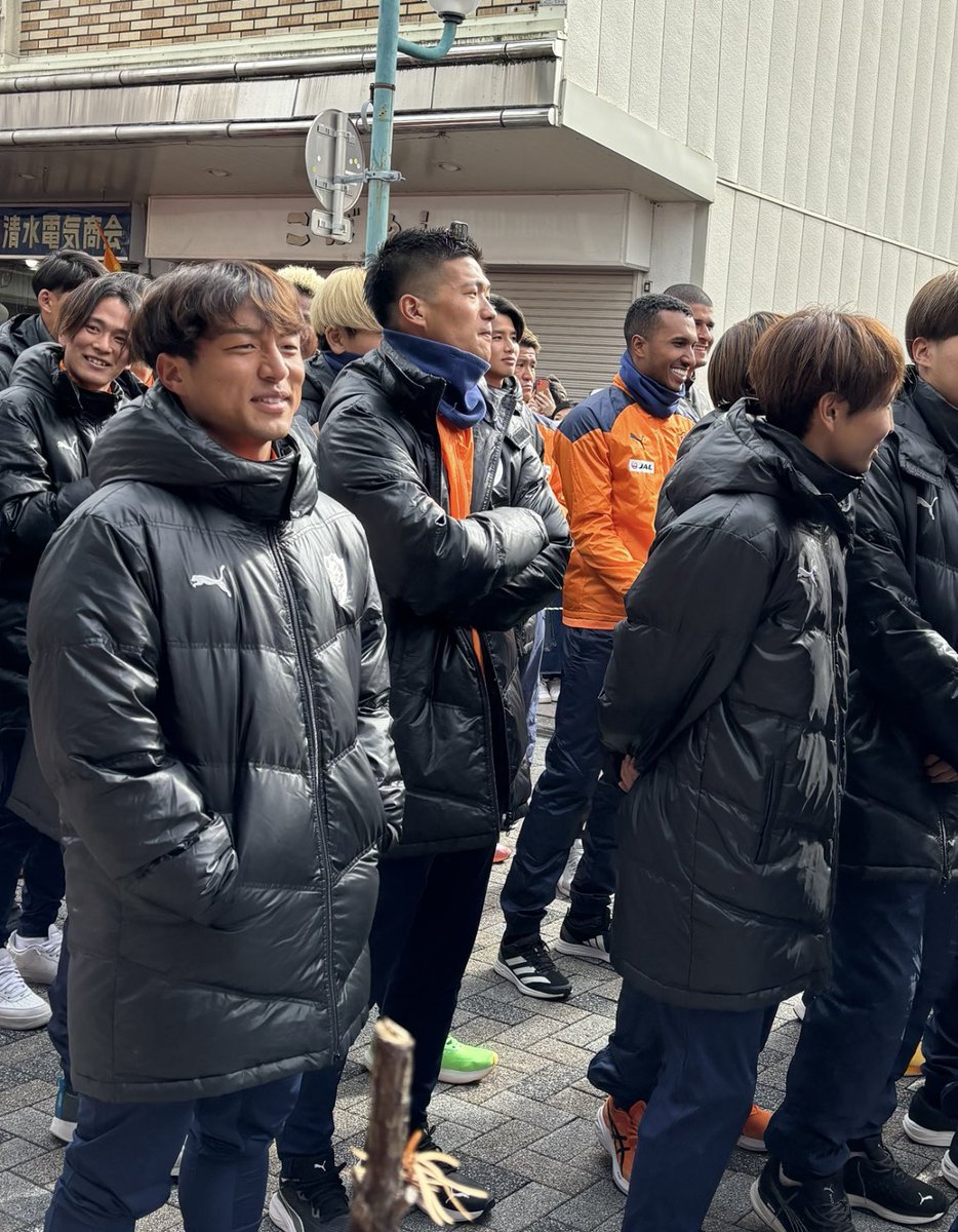 おはようございます。
この時期になるとj2、2年目を迎える24年。
レオンの｢この悔しさはこのチームでなきゃ晴らせない｣と言ってチームに残る選択をしてくれた言葉を思い出す。
選手の移籍にとやかく言う立場では無いけどあれは泣いたね😭
さて、さて、今年はどんなドラマが待ってるのか！
#spulse