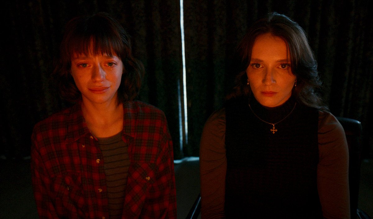 LAS HABITACIONES ROJAS es como si Haneke y Fincher hubieran sabido, por fin, hacer una buena película. Y es que hay gente que sabe cerrar las historias. 
Sobre el morbo infinito y ma obsesión actual por el true crime. 
Una película increíble. 
La mejor de 2025 so far.