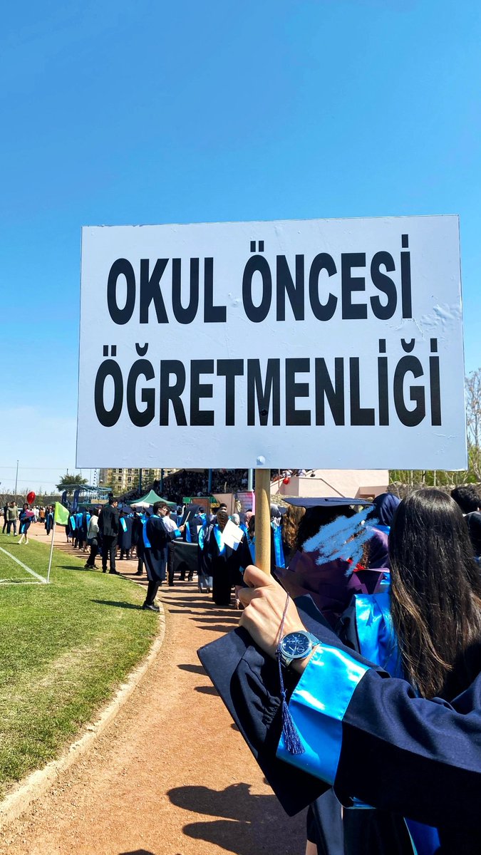 vildanciftciler's tweet photo. Bugün bizlerin yani atanamayan ama hayaline sıkı sıkı sarılan tüm öğretmenlerinde günü 🥹🤍 sınıfımızda olamasakta kalbimiz her zaman küçük yüreklerle birlikte olacak.. Bütün çabamızın ve emeğimizin boşa gitmediğine inandığımız gün gelecek 🙏🫂 Günümüz kutlu olsun 🩵 https://t.co/sOwUlGamHh