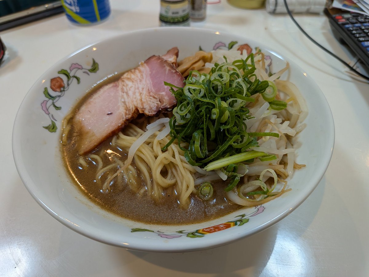 Pxd69JaHVZj5d3N's tweet image. おはようございますm(_ _)m
今朝の神戸は晴天☀ええ感じの天気ですね☺

さて、今日の朝食は、マルちゃんの孤高の一杯「激煮干しラーメン」です☺
うまいねぇ~☺

今日は休日、新居の掃除・片付けがまだ終わってないから…バタバタやな💦

#朝食 #朝ラーメン #マルちゃん