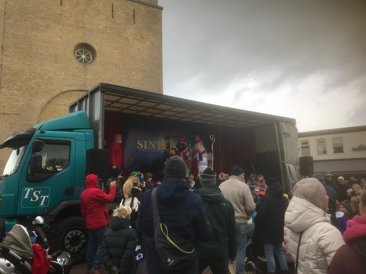 moniquetst's tweet photo. Sinterklaas en zijn Pieten zijn ook weer op #Terschelling aangekomen. https://t.co/UEv0cp8IrT