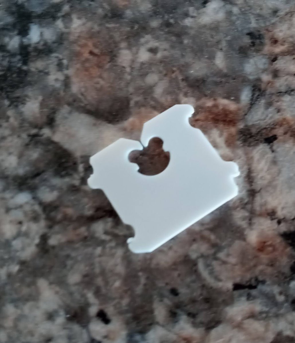 YumaBev's tweet image. Am I the only one who really dislikes these bread wrapper clips???
They always poke a hole in the plastic bag when I&apos;m trying to remove it. 
Please do better commercial bakeries. 
#AdultProblems
