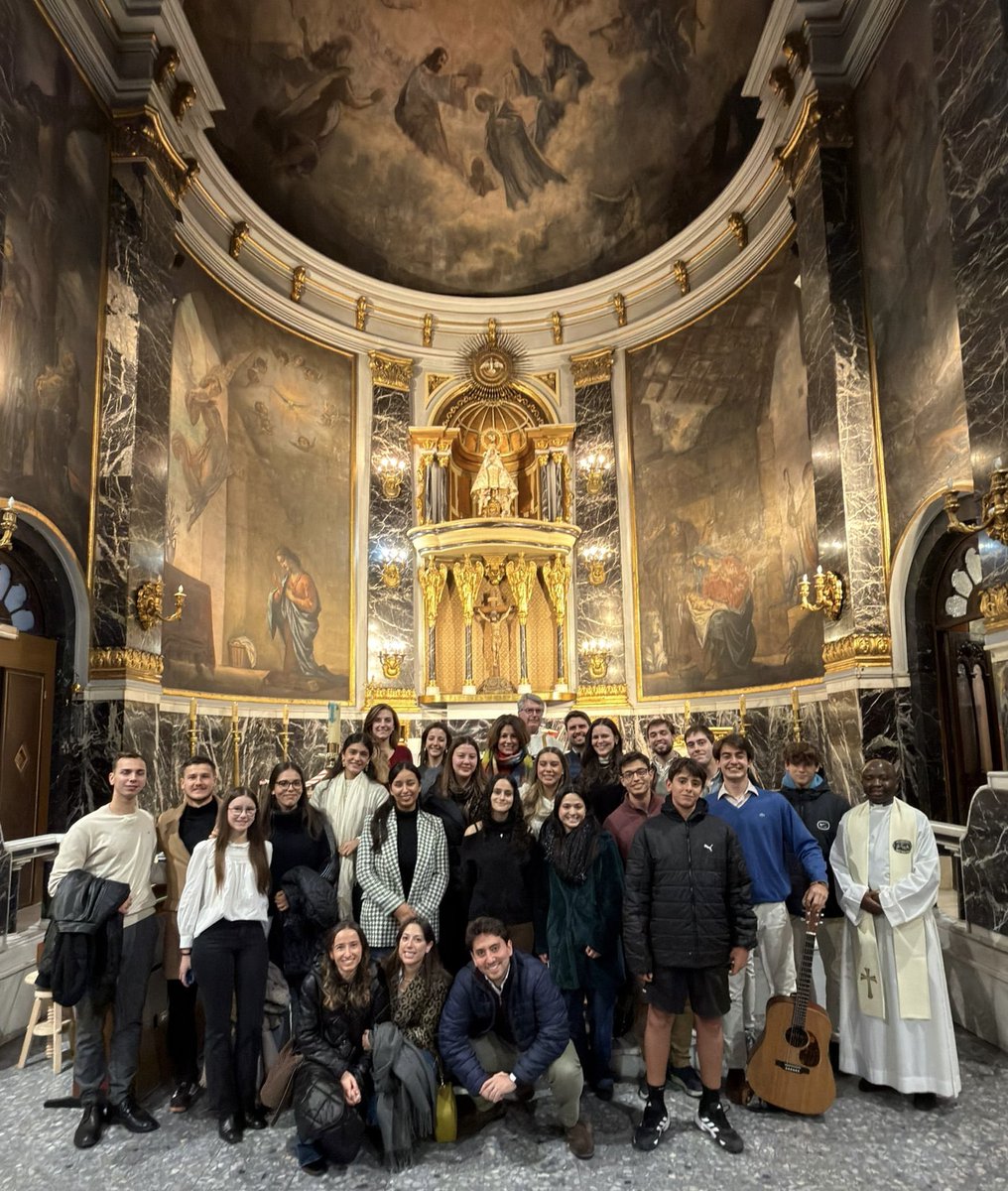 CVDNGTeen's tweet photo. Hoy #CristoRey comenzó la #Misa con #Jovenes en Covadonga @CVDNGTeen 

Nos reunimos los jueves quincenalmente a las 19:30 horas. https://t.co/nqdKAVyk2Y