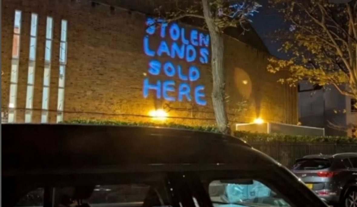 BenMFreeman's tweet image. Jew-haters projected this on to the side of a north London synagogue, after they were banned from protesting outside.

British Jew-hatred continues to rise and is increasingly normalised.