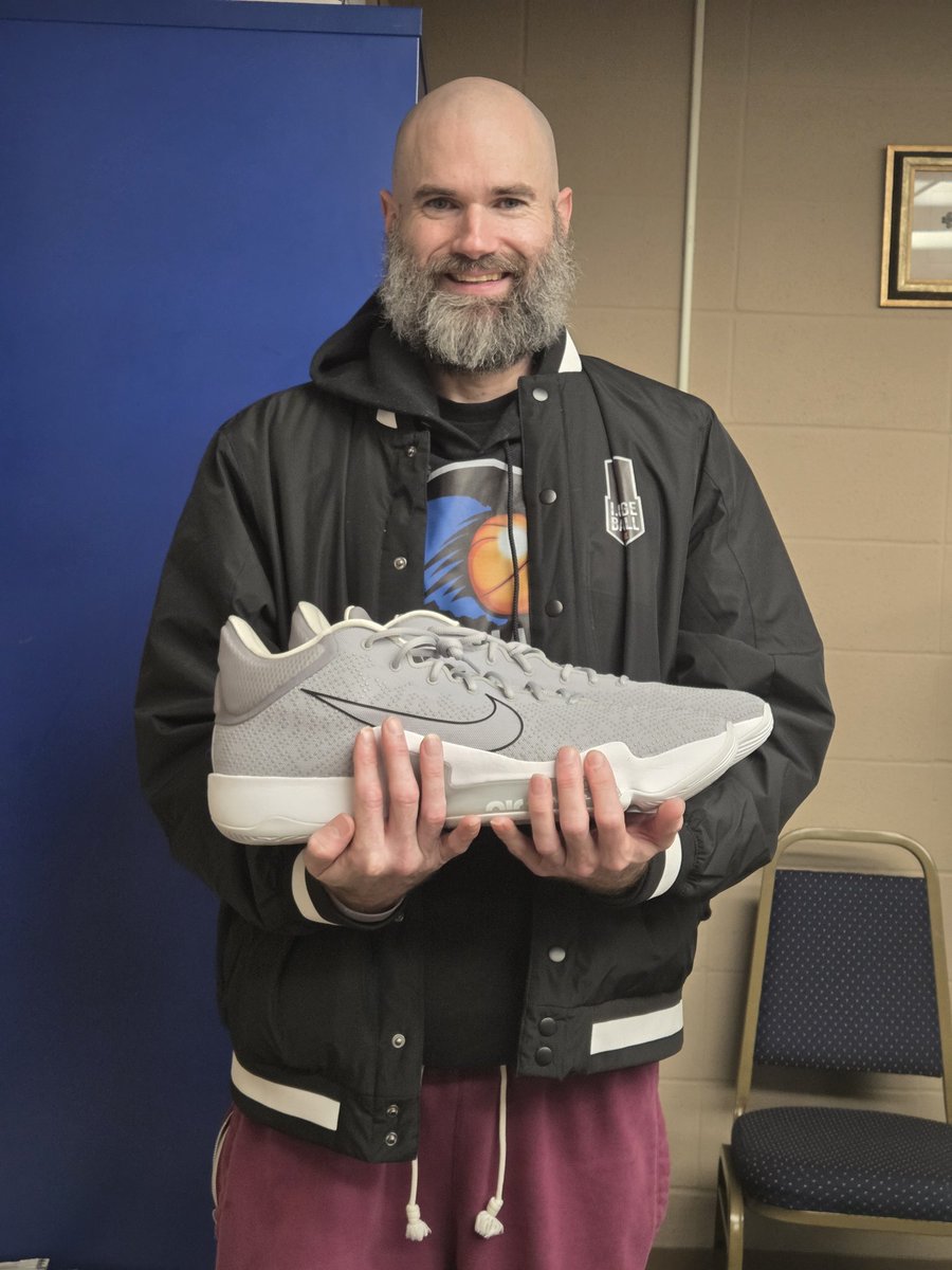 iancle1's tweet image. Great seeing @basketballcoa13 and @tackofall size 22s!! Sheesh! Coach Marty does a great job giving back to young athletes who can&apos;t find shoes in their size. #ICChange #icchangeshowcase is ALWAYS #BIGGERTHANSPORTS #GODSPLAN 🙏 ❤️