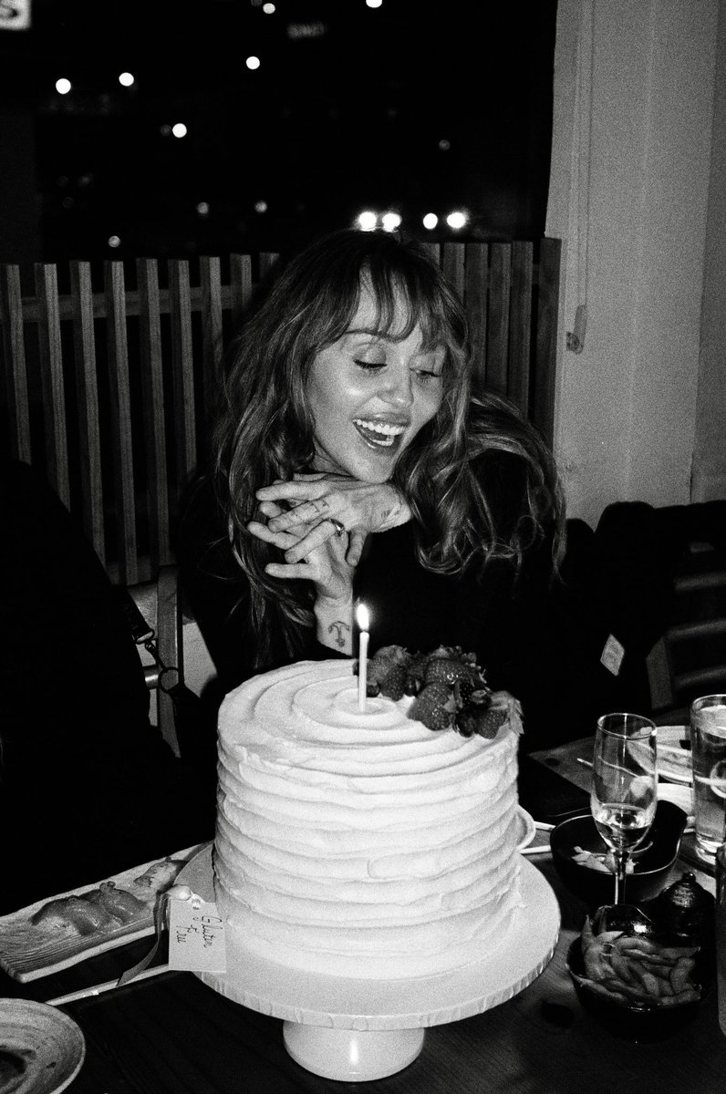 PopCrave's tweet image. Miley Cyrus stuns for her 33rd birthday.