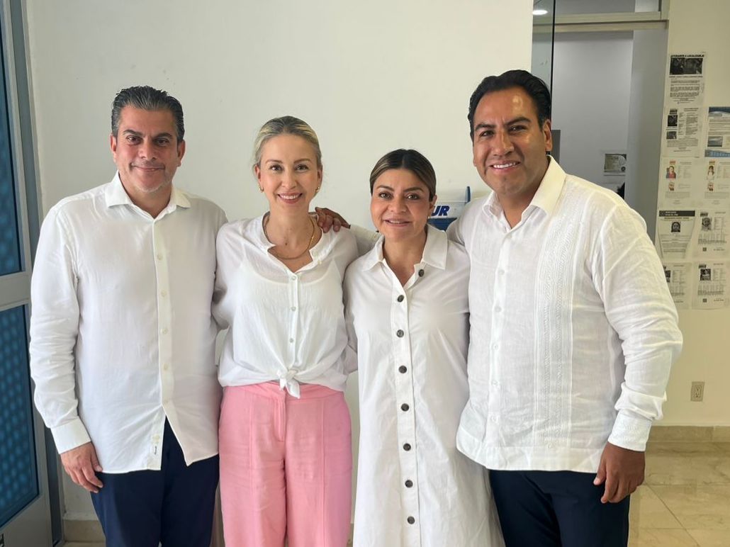 Hoy compartimos un momento especial junto a mi esposa <a href="/beba_pedrero/">Beba Pedrero</a> , el gobernador <a href="/ramirezlalo_/">Eduardo Ramírez</a>  y su esposa Sofía Espinoza.
Nos reúne más que una amistad: nos mueve el compromiso de transformar a Chiapas y nuestro querido Tapachula.

Este encuentro como familias nos recuerda