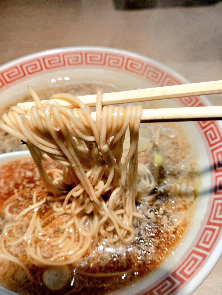 SOKChWGRacFHJSc's tweet image. #朝ラーメン 
#まるえ中華そば 
朝中華そば🍜
今日もチャリで🚲
熱々をフーフーしながら、寒い朝はこれが最高🍜
美味しかった😋
帰りに皆さんの行ってらっしゃいも頂きました😊
ごちそうさまです🙇
#ラーメンwalkerグランプリ
#山手線 #巣鴨駅