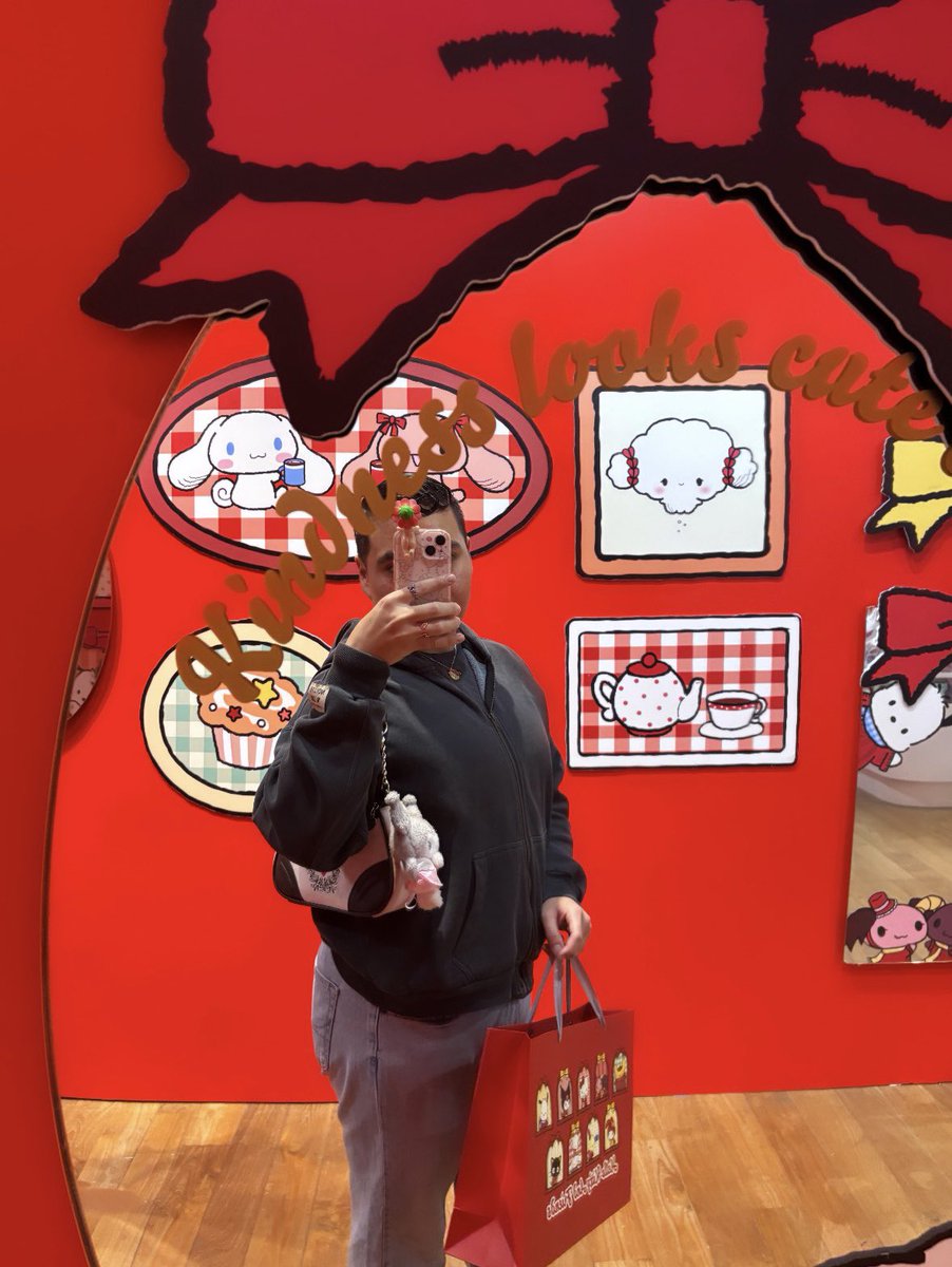 5starculo's tweet photo. hello kitty pop up shop ⋆౨ৎ˚⟡˖ ࣪ https://t.co/507Wuw5obl