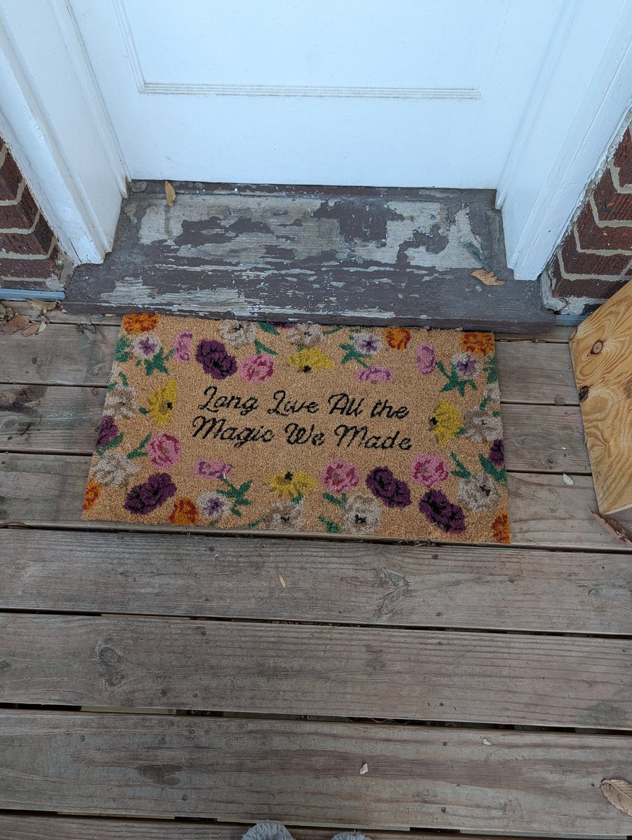 stloufordian's tweet image. I wish &quot;utility&quot; merch like this was more common. I get to see this EVERY DAY when I get home &amp;amp; it makes me SO happy! 🥰 Merry #Swiftmas to me! 

Honestly this is the first thing I bought that has showed up &amp;amp; I&apos;m truly so enamored with it, I feel like I don&apos;t need anything else!