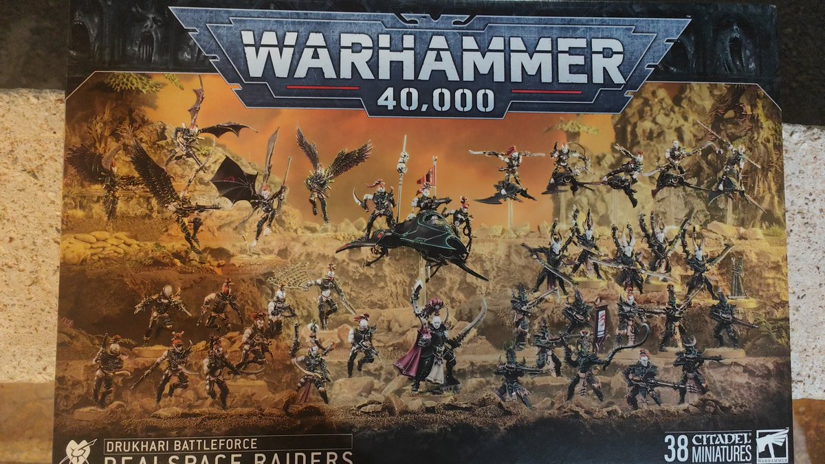 Regalo de cumpleaños. Pues toca empezar tercer ejercito... 😅