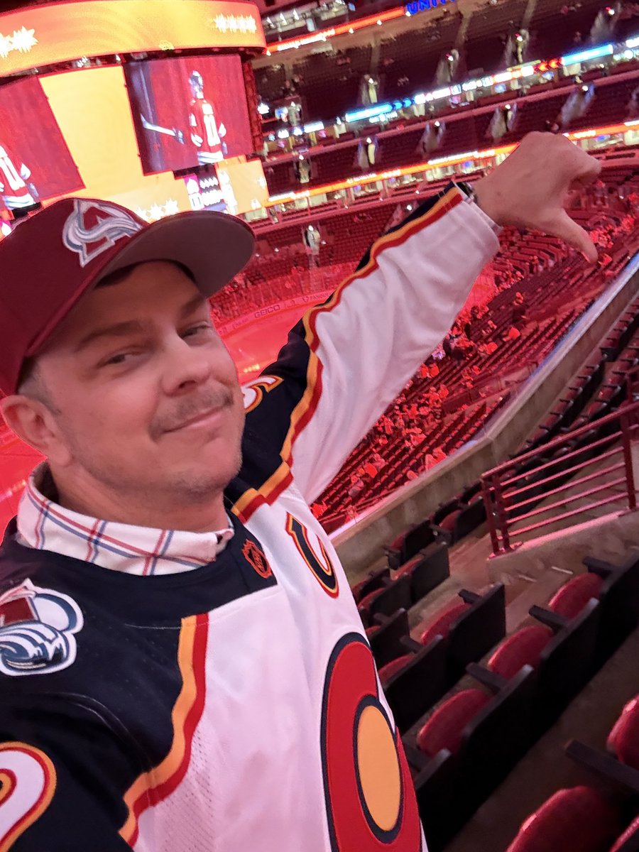 The_Syldrin's tweet photo. At the united center to watch the @Avalanche take on the Hawks. #GoAvsGo https://t.co/bAuh1xivYP