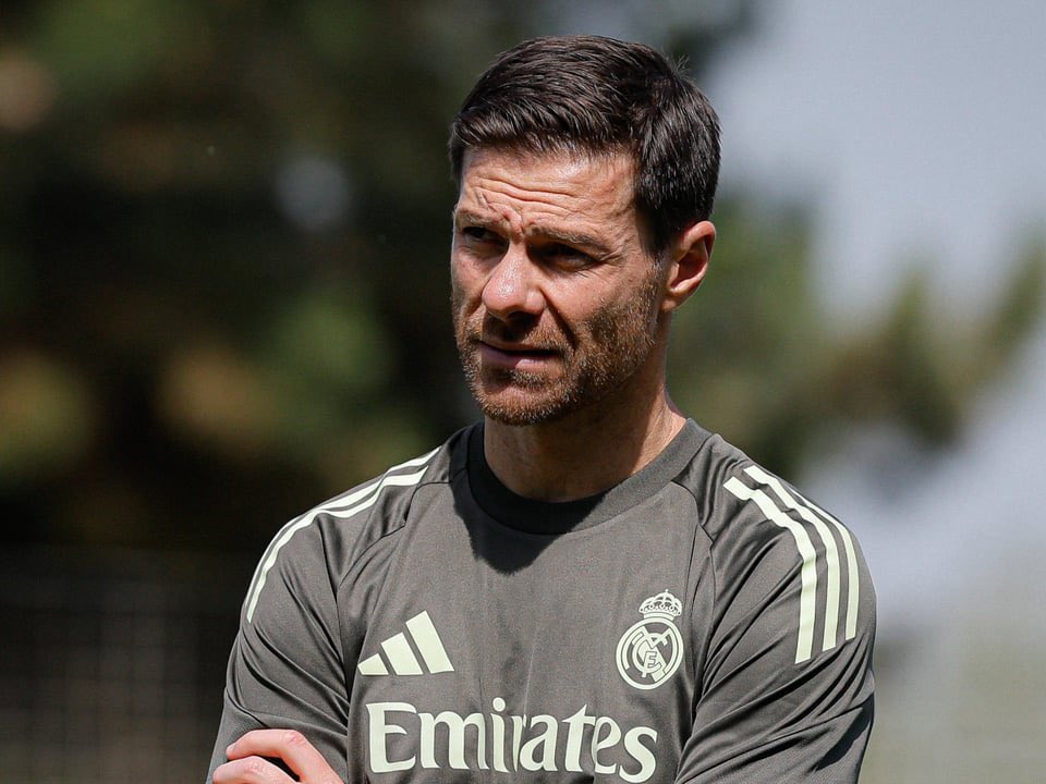 Bs0_10's tweet image. تشابي الونسو لم يُخطئ تكتيكياً ابداً ❗️

لكن في باير ليفركوزن الأمر مختلف 

هناك لاعبين متواضعين يريدون ان يأكلوا 

يُريدون ان يراهم العالم 

يُريدون العلاوه والعروض الأكبر حتى ولو كانت بفارق 10% 

لذلك كل ما تقوله سيطبقونه وكأن حياتهم تقتصر على ذلك 

لهذا يسهل تطبيق الأفكار 

في…