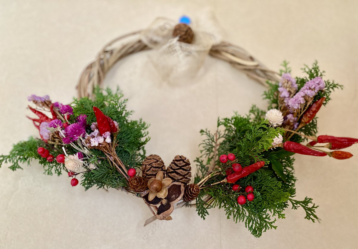 爽やかな晴天の秋🍂
地域のコミニケーションで野菜販売やリース作り体験があり300円で
参加👍💕

材料は庭にあるもので

ヒバは生垣　種から育てたセンニチコウ　畑の唐辛子　縁起物ナンテン
つるは山から
松ぼっくりやどんぐりもあり🍁

ナチュラルなリースが出来ました😃
これぞＳＤＧs

＃リース