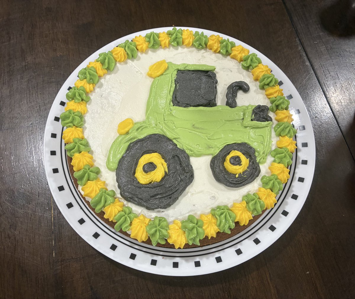 TurneyAuth7909's tweet image. The cookie cakes I made for my 3 sons' birthdays this week. I should probably stick with writing 😉
#notapro #writerslife #cakeonabudget #MomLife #formychildren #Duggee
#StarWars #johndeereclassic