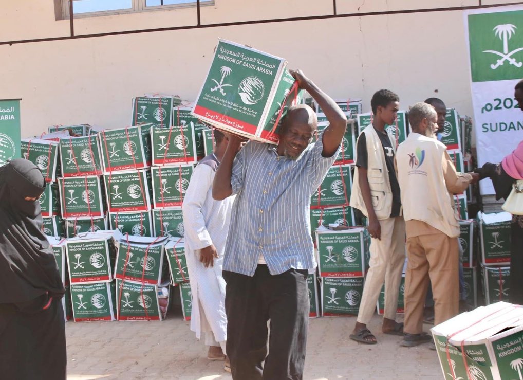 دفء القلوب السعودية يصل كل مكان عبر طرود غذائية تُزرع معها البسمة سخاء سعودي لا يتوقف.. توزيع سلال غذائية متنوعة على الأشقاء السودانيين