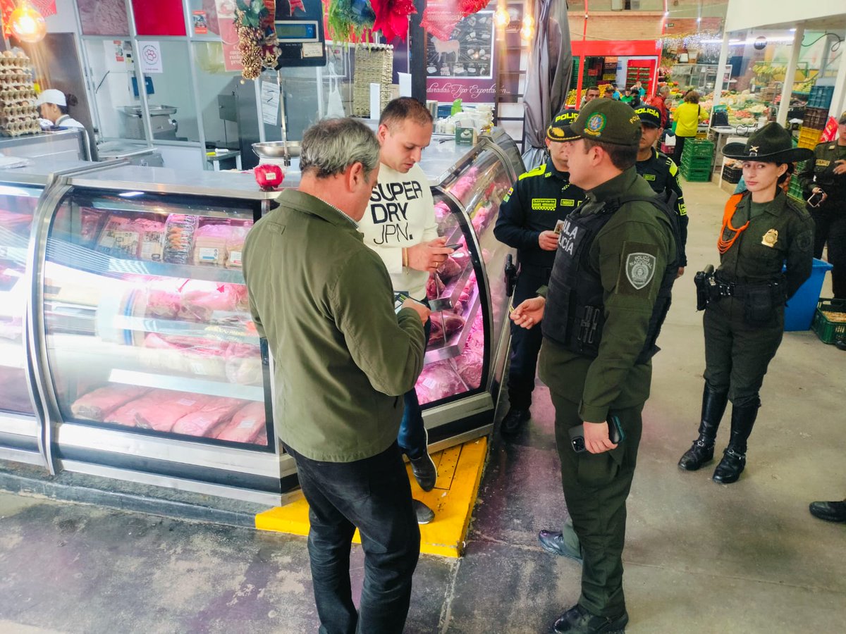 📍 #Bogotá| Continuamos trabajando por la protección de las familias, fortaleciendo entornos seguros junto al <a href="/GaulaPolicia/">GAULA POLICÍA</a>, <a href="/ProteccionPonal/">Policía de Protección y Servicios Especiales</a> y <a href="/CarabinerosCol/">Carabineros de Colombia</a>.

Recordamos la Línea 155 para orientación a mujeres víctimas de violencia y la Línea 159 para denunciar el contrabando.