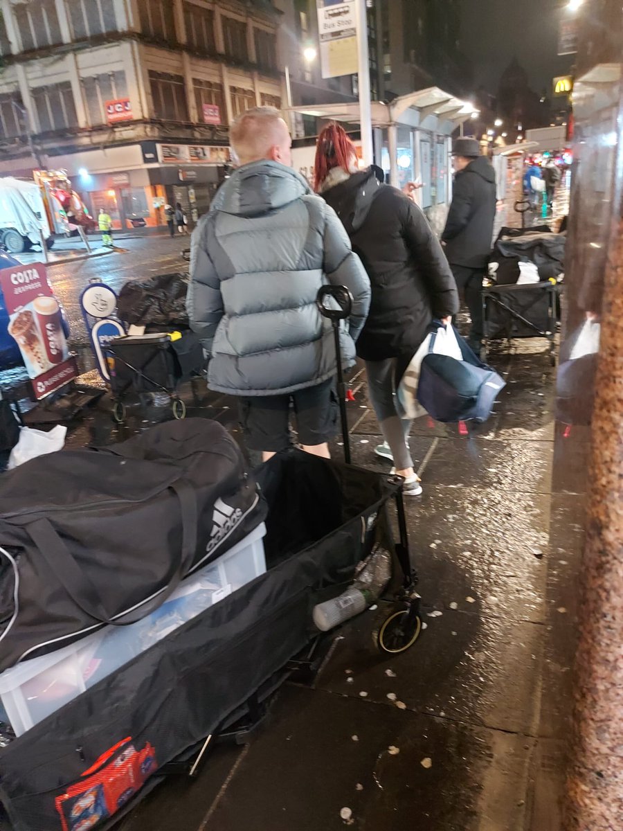Invisiblesthe's tweet photo. 26 souls supported tonight by our dedicated volunteers on the streets of Glasgow city centre.

Each were given fresh warm-clothing and a warm bite to eat and drink.

Of the 26 - 6 females and at least 8 are sleeping rough and they were given fresh dry sleeping bags and mats. https://t.co/vqMKeTMvD7