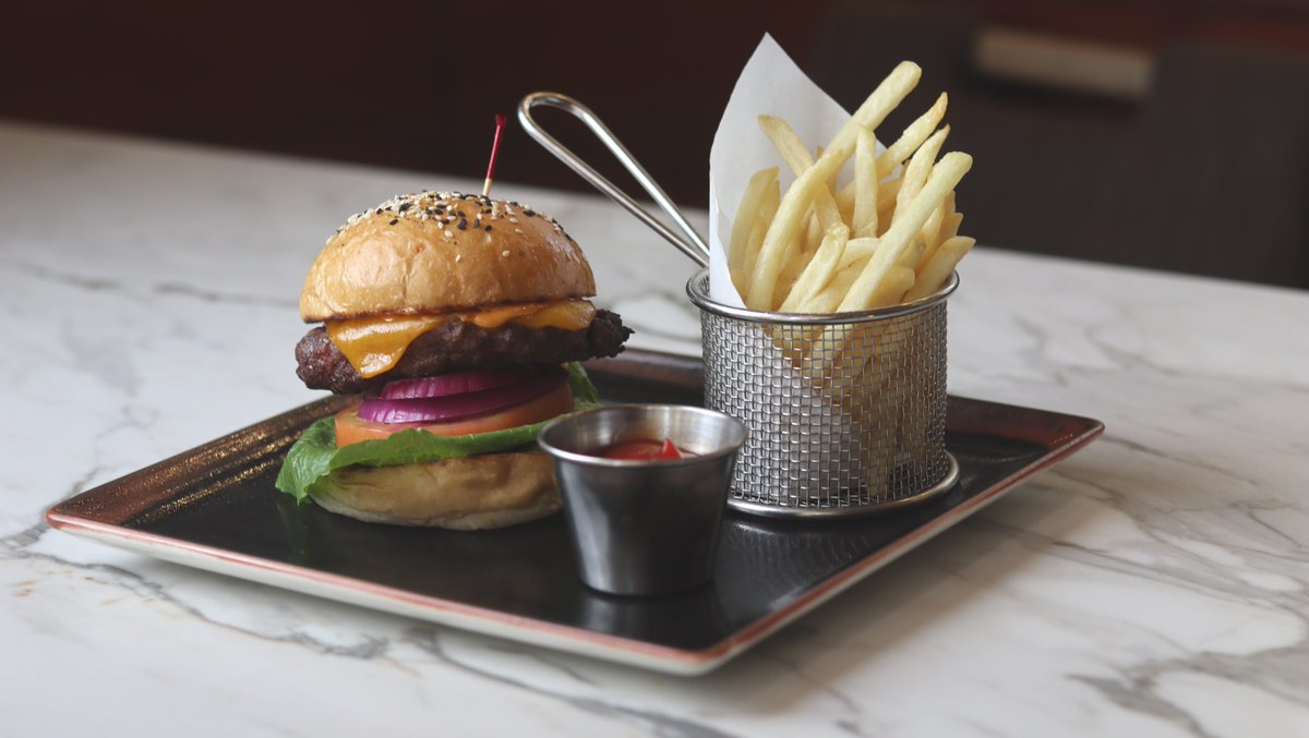 Enjoy a delicious moment at Peacock Alley, the lobby bar of Waldorf Astoria Panama. Our handcrafted burgers are juicy, flavorful, and perfectly paired with your favorite drink—an ideal treat whether you’re relaxing or catching up with friends.