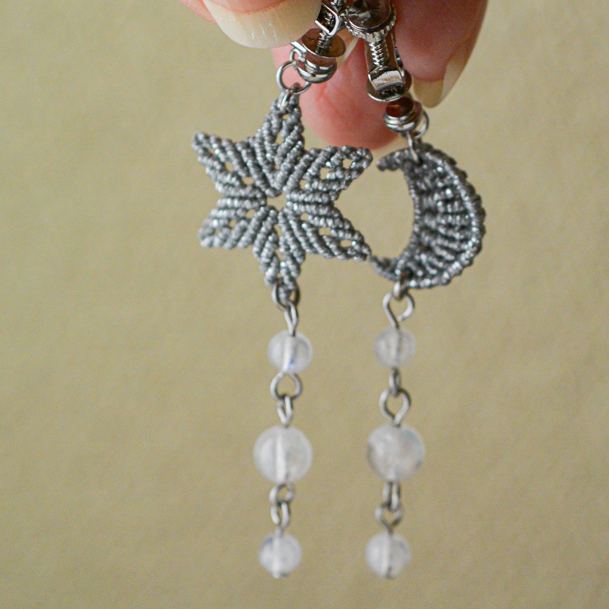 星と月のモチーフピアス、
これシルバーだとカジュアル系でも似合いそうだよね💕︎

トレーナー素材のキレイめ系のトップスに
デニムでも良さそうだし、
モコモコニットとも相性が良さそうだし✨️

冬のアクセサリーにぴったりだよね〜
(´ー｀*)ｳﾝｳﾝ♡←自分で頷くw