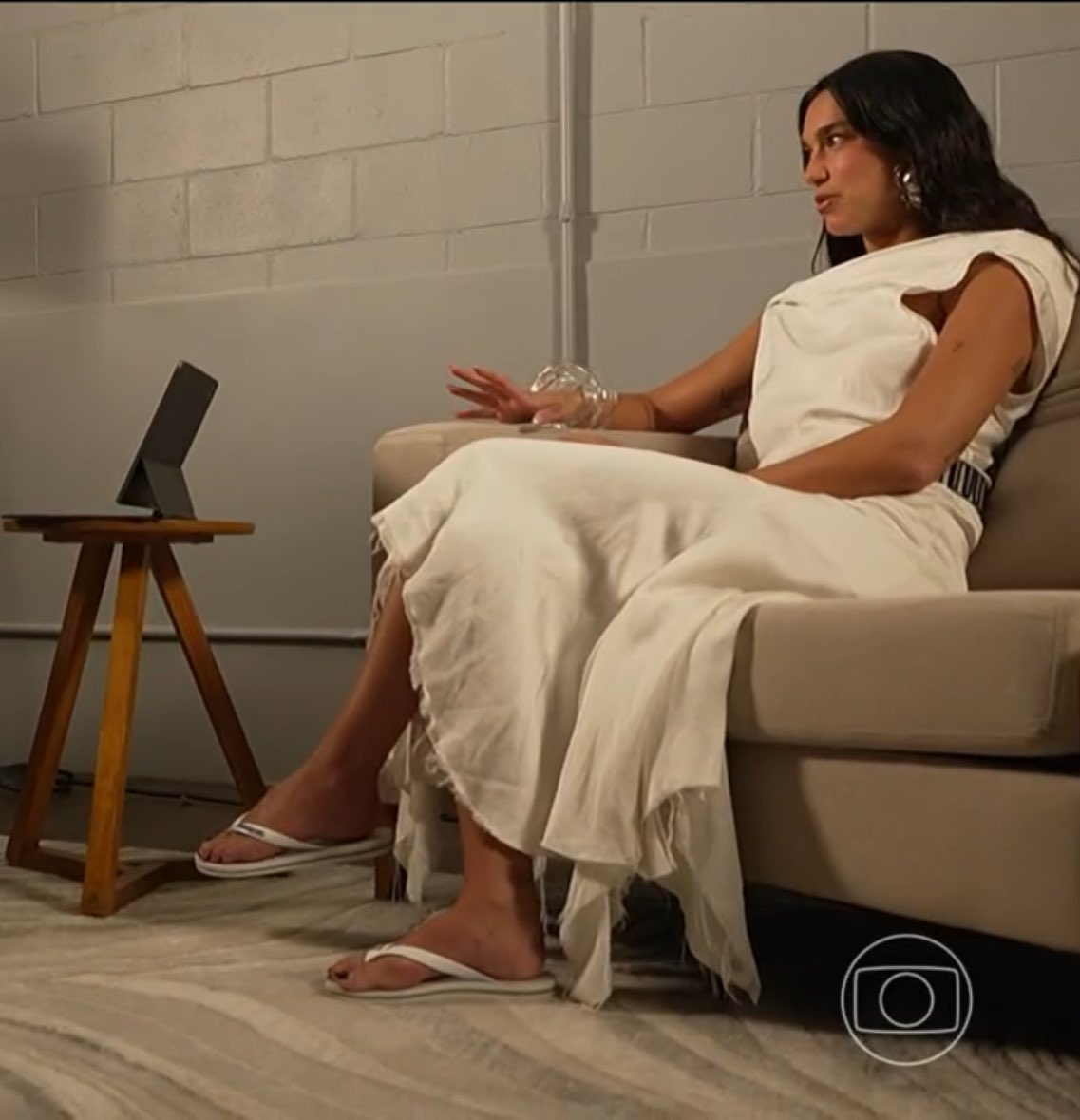 simplesmente dua lipa na tela da globo, dando entrevista pro luciano huck enquanto usa chinela havaianas hahahaha entreguem logo um cpf pra gata #Domingão