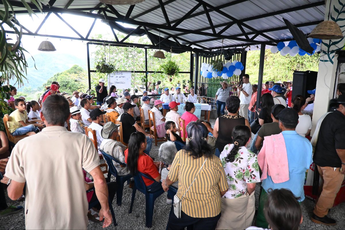 JaimeACanoM's tweet image. Finalizamos nuestra gira por el Oriente antioqueño en el municipio de San Francisco, un territorio lleno de naturaleza y calidez humana. Aquí conversamos sobre nuestros adultos mayores y lo valiosos que son para el Equipo de Antioquia. Gracias por su apoyo, por abrirnos las…