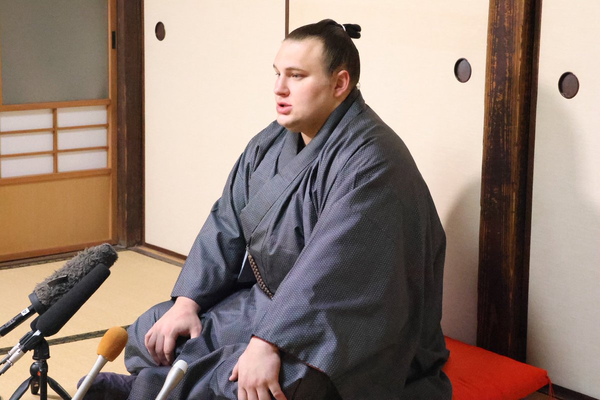 sumokyokai's tweet image. ＜#安青錦 一夜明け会見＞

十一月場所で初優勝を果たした安青錦。
安治川部屋で一夜明け会見を行いました。

#sumo #相撲 #十一月場所 #九州場所 #優勝