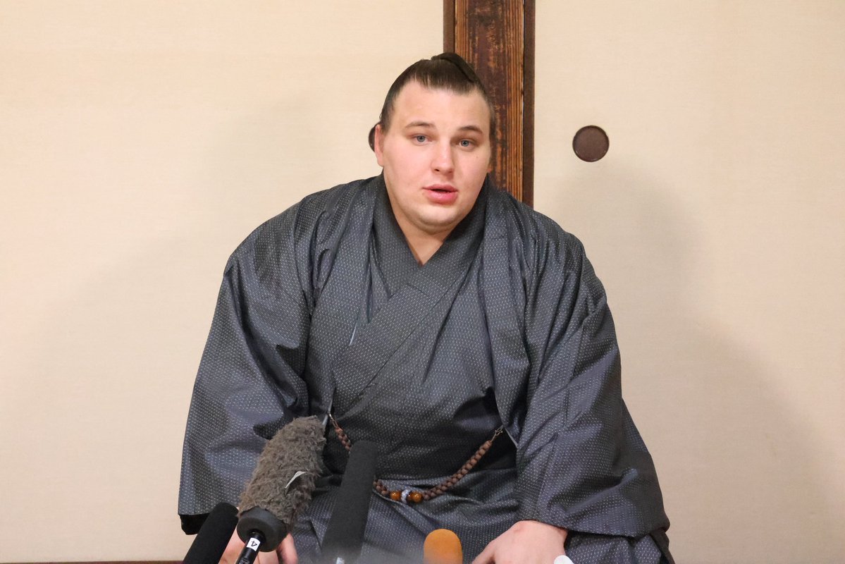 sumokyokai's tweet image. ＜#安青錦 一夜明け会見＞

十一月場所で初優勝を果たした安青錦。
安治川部屋で一夜明け会見を行いました。

#sumo #相撲 #十一月場所 #九州場所 #優勝