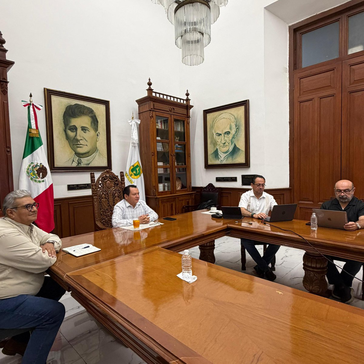 huachodiazmena's tweet photo. Los saludo desde el Palacio de Gobierno, afinando la alineación del Presupuesto 2026 con nuestro Plan Estatal de Desarrollo.

Nuestro objetivo sigue siendo el mismo: que Yucatán siga creciendo con orden, rumbo y bienestar para todas y todos. https://t.co/IZRN0iCjLl