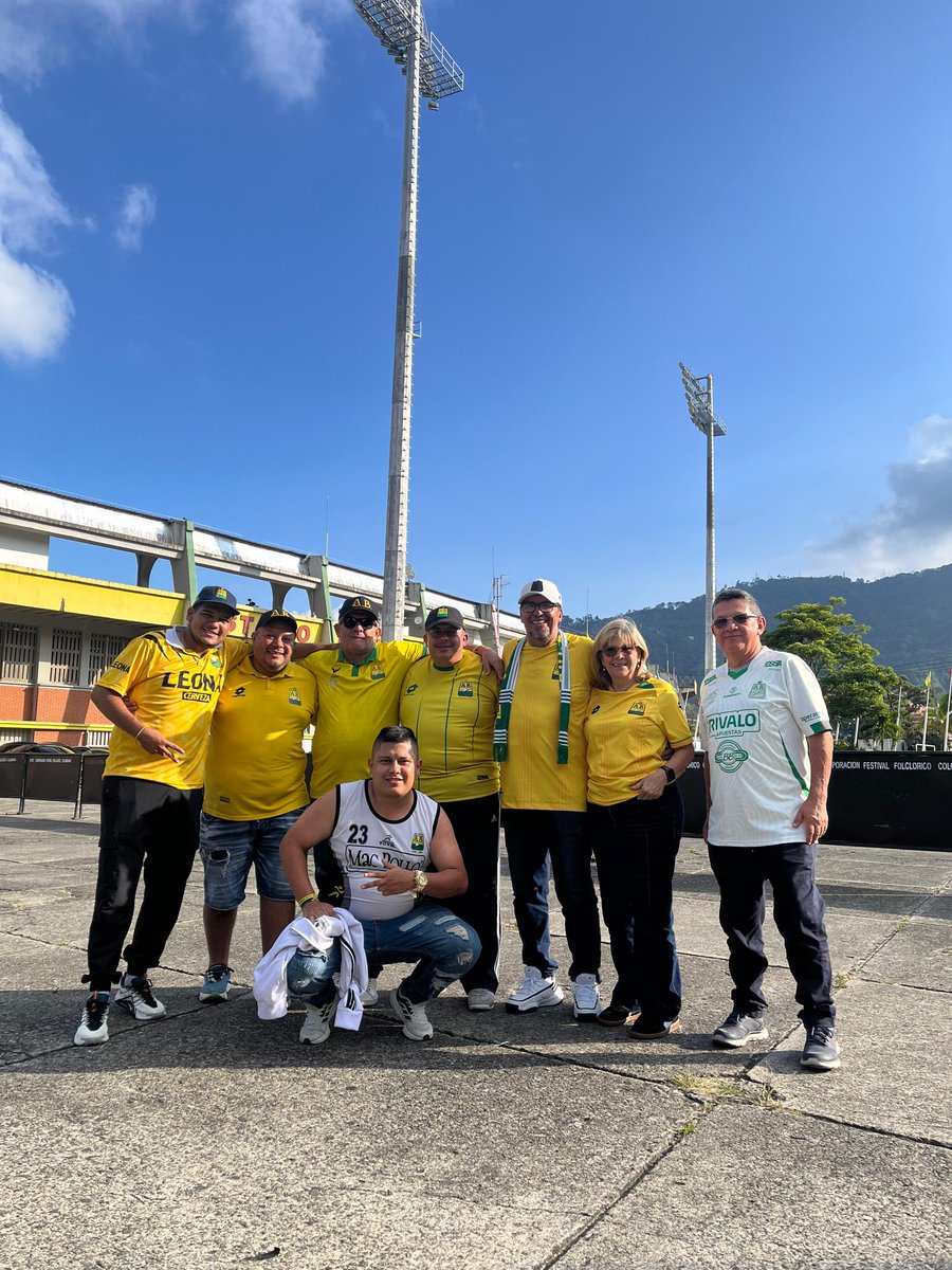 Nuevamente en nuestra ciudad bonita. llegamos muy bien gracias a papito Dios y los conductores.
Que hermoso ver ayer a todos esos formidables hinchas del <a href="/ABucaramanga/">Atlético Bucaramanga</a>, los muchachos siempre haciendo el aguante y nosotros al lado de ellos con niños tratamos de hacer lo mejor.👇