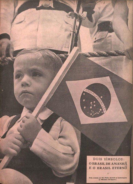 FotosDeFatos's tweet image. Propaganda da Juventude Brasileira, com a fotografia de um pequeno menino carregando com as duas mãos uma bandeira nacional, com a epigrafe: &quot;Dois símbolos: o Brasil de amanhã e o Brasil eterno&quot;.