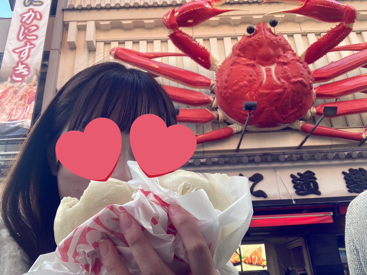 kurumi_nuts's tweet photo. @mermaid703LUCIA 開店前に並んだけど死ぬほど混んでたよww
かに道楽の左奥の川？に続く階段の下の方まで並んでた🤣
かにまん出世しすぎww
次いつ食べれるかわからんで2個食べといた https://t.co/Irj6i04ufR
