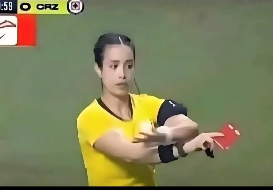 JorgeIb46683673's tweet image. Ésta semana, una árbitro mejicana, después de expulsar a un jugador, revisó el VAR y anuló su decisión. Fué un momento histórico, pues por primera vez, una mujer reconoció su error públicamente