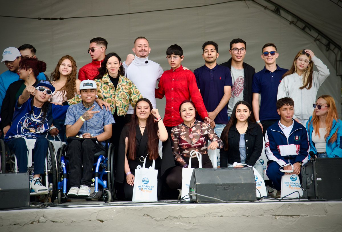 SectorSalud's tweet photo. ¡Las juventudes son protagonistas del cambio!
Durante el #MASSEXFEST 2025, realizamos el lanzamiento de la 'Red Distrital de Jóvenes por la Salud', un canal para promover su participación activa en los espacios de decisión.
¡Juntos construimos una cultura de cuidado en Bogotá! https://t.co/Y4NeGbXkS1