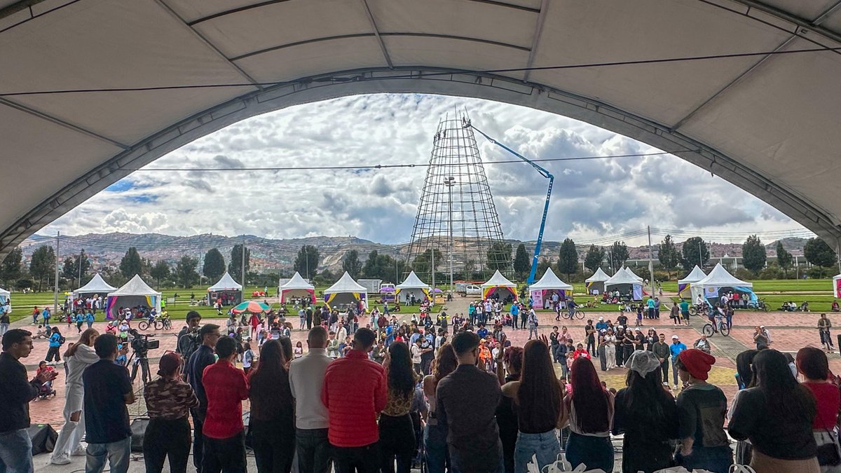 SectorSalud's tweet photo. ¡Las juventudes son protagonistas del cambio!
Durante el #MASSEXFEST 2025, realizamos el lanzamiento de la 'Red Distrital de Jóvenes por la Salud', un canal para promover su participación activa en los espacios de decisión.
¡Juntos construimos una cultura de cuidado en Bogotá! https://t.co/Y4NeGbXkS1
