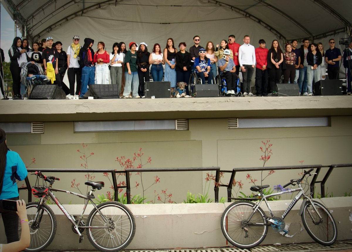 SectorSalud's tweet photo. ¡Las juventudes son protagonistas del cambio!
Durante el #MASSEXFEST 2025, realizamos el lanzamiento de la 'Red Distrital de Jóvenes por la Salud', un canal para promover su participación activa en los espacios de decisión.
¡Juntos construimos una cultura de cuidado en Bogotá! https://t.co/Y4NeGbXkS1