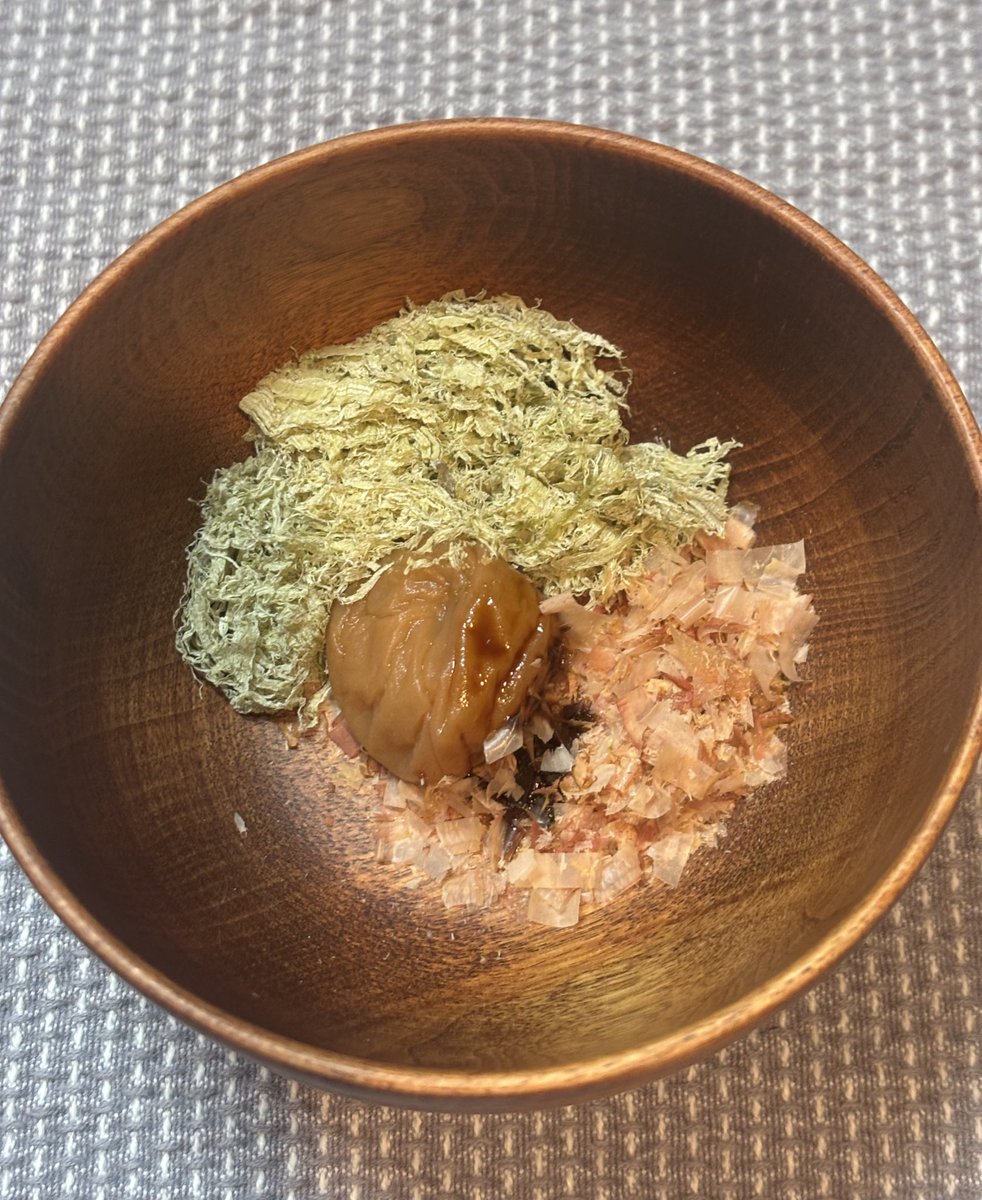 _UMEBOYS_1904's tweet image. 昔ながらの台所の知恵って、本当に理にかなっていますね。

梅干しに、とろろ、おかか。
どれも消化を助けてくれて…
からだにやさしく染み渡ります！！！