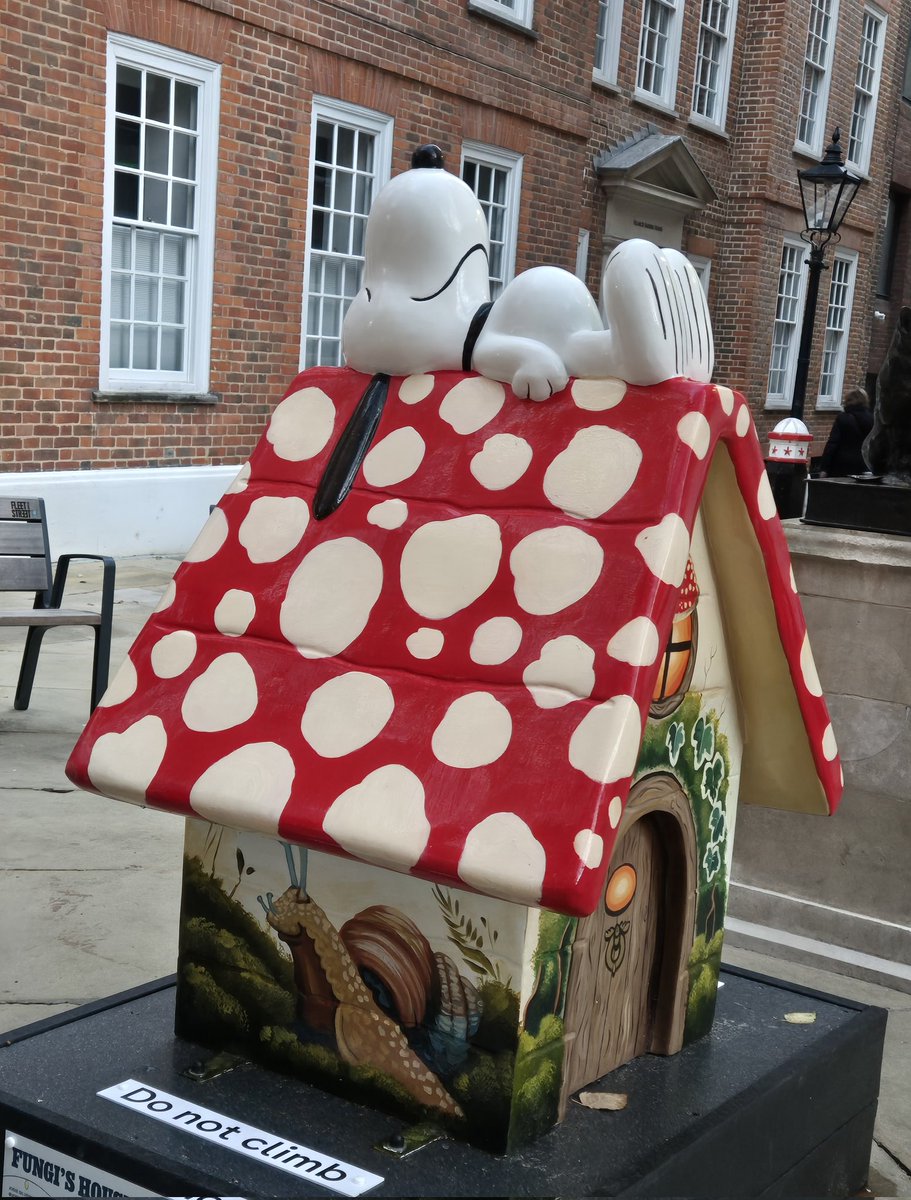 Evassential's tweet photo. It marks the start of the festive Fleet Street Quarter 2025 Programme with the Snoopy Sculpture Trail! Featuring 12 artist designed Snoopy Sculptures displayed across the Quarter. #fleetstreet #BID #Snoopy #wildinart #London2025 https://t.co/y1wukTHyQz