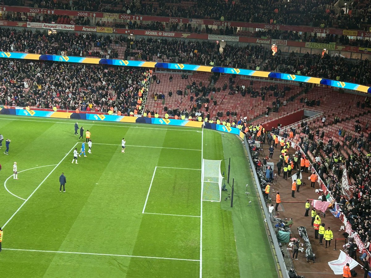 willow1886's tweet image. Middlesex players thanking the Red seats for their loyal support 👏👏👏