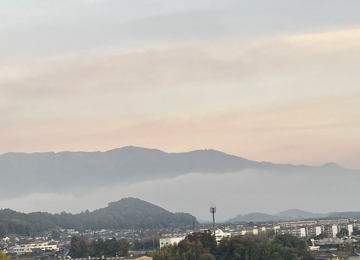 mibon226015641's tweet image. おはようございます。
2025/11/24 気温8℃湿度93%
6:50 琵琶湖の朝空
お日様キラキラ、西側は山裾に春の様な靄が🌫️
寒さで色づく樹木🌲
コタツが気に入ってトコトコ入る猫くん🐈‍⬛
お尻を向けてごめんなさい🙇‍♂️
連休も今日で終わり😢
月曜日
皆さん今日も元気で良い一日を❣️
#あさそら #びわこ #ねこ