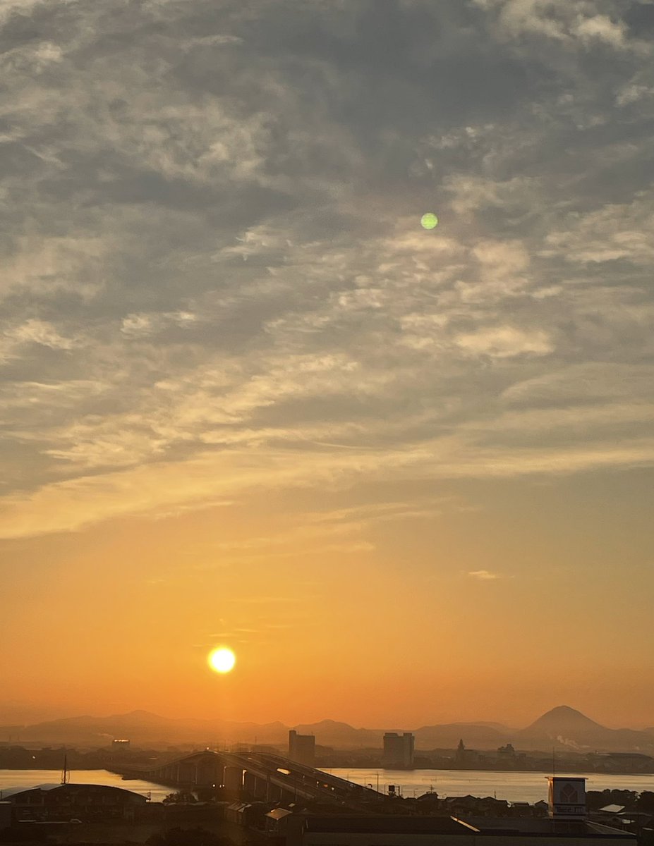 mibon226015641's tweet image. おはようございます。
2025/11/24 気温8℃湿度93%
6:50 琵琶湖の朝空
お日様キラキラ、西側は山裾に春の様な靄が🌫️
寒さで色づく樹木🌲
コタツが気に入ってトコトコ入る猫くん🐈‍⬛
お尻を向けてごめんなさい🙇‍♂️
連休も今日で終わり😢
月曜日
皆さん今日も元気で良い一日を❣️
#あさそら #びわこ #ねこ