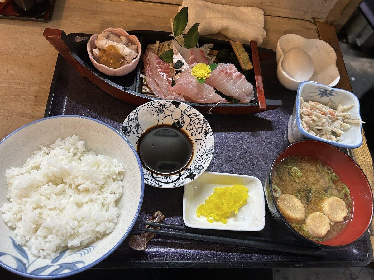 KOSEN_meigen's tweet photo. 祝日に登校している高専生を見てると、祝日はちゃんと休める会社に勤務できて良かったなあと思います。休め高専生

道後温泉から高専生の投稿眺めてます。 https://t.co/YIMG7IxzO3