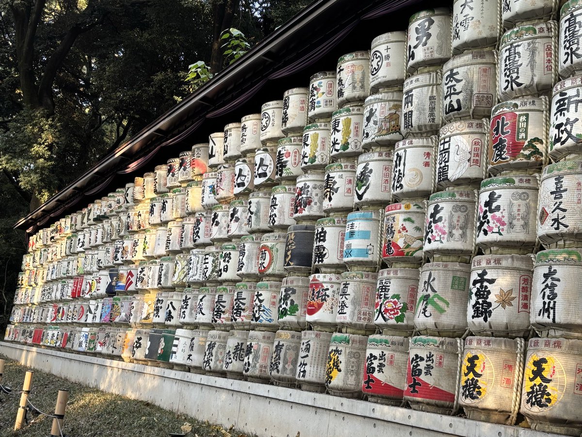 yumikuro_romi's tweet image. 先週末ですが‥1か月振りにお出掛けしました

ロミ助は初めての明治神宮⛩️
たくさんの薦樽に大興奮の酒呑み夫婦🍶
ウチのロミ助は毎晩、私達の晩酌に付き合ってくれるんですよー

#Romiとの日々
#明治神宮