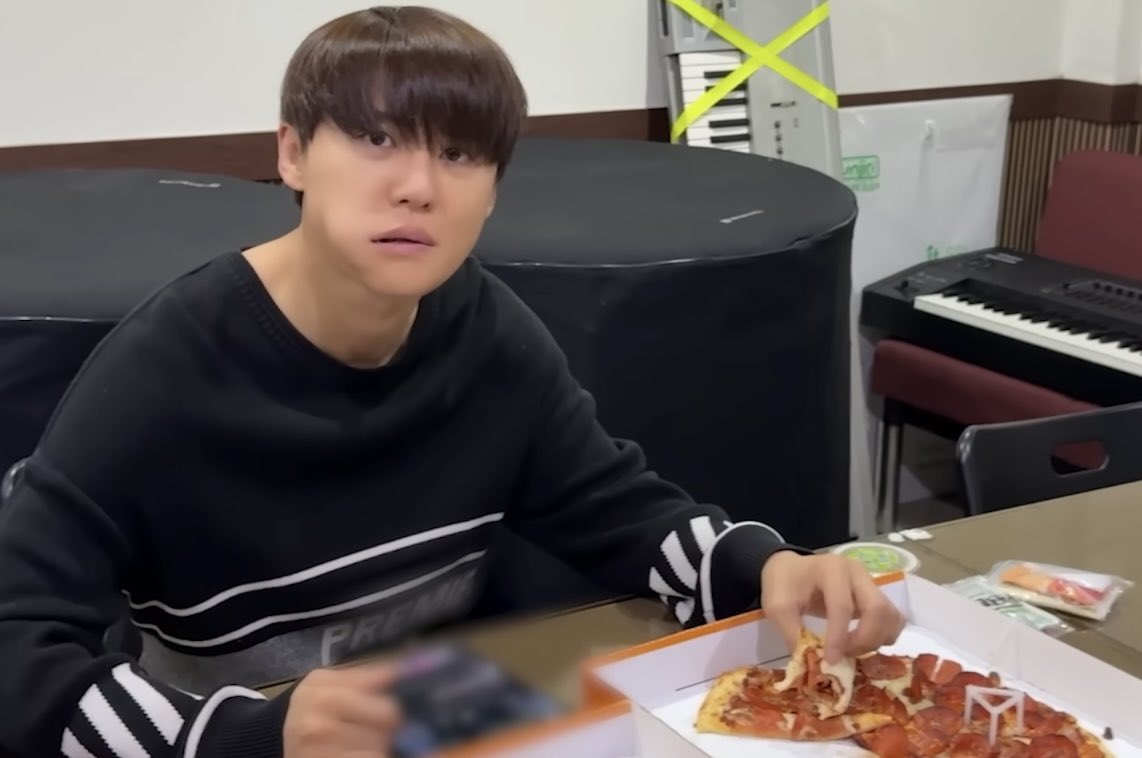 갑자기 예전 생각이 났는데 오빠 다섯살때 페퍼로니 먹다가 목에걸려서 응급실에 실려가고 거의 죽을 뻔하고 그런이후로 페퍼로니 트라우마 생겨서 페퍼로니피자 못먹는다고 하지 않았어?

남자가 당황했다